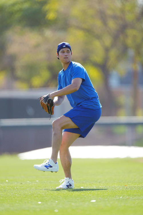 力強くキャッチボールをするドジャース大谷（撮影・菅敏）