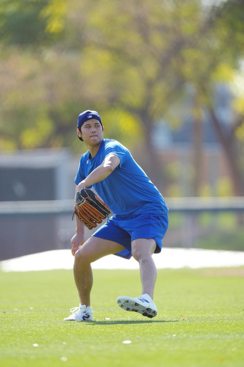 力強くキャッチボールをするドジャース大谷（撮影・菅敏）