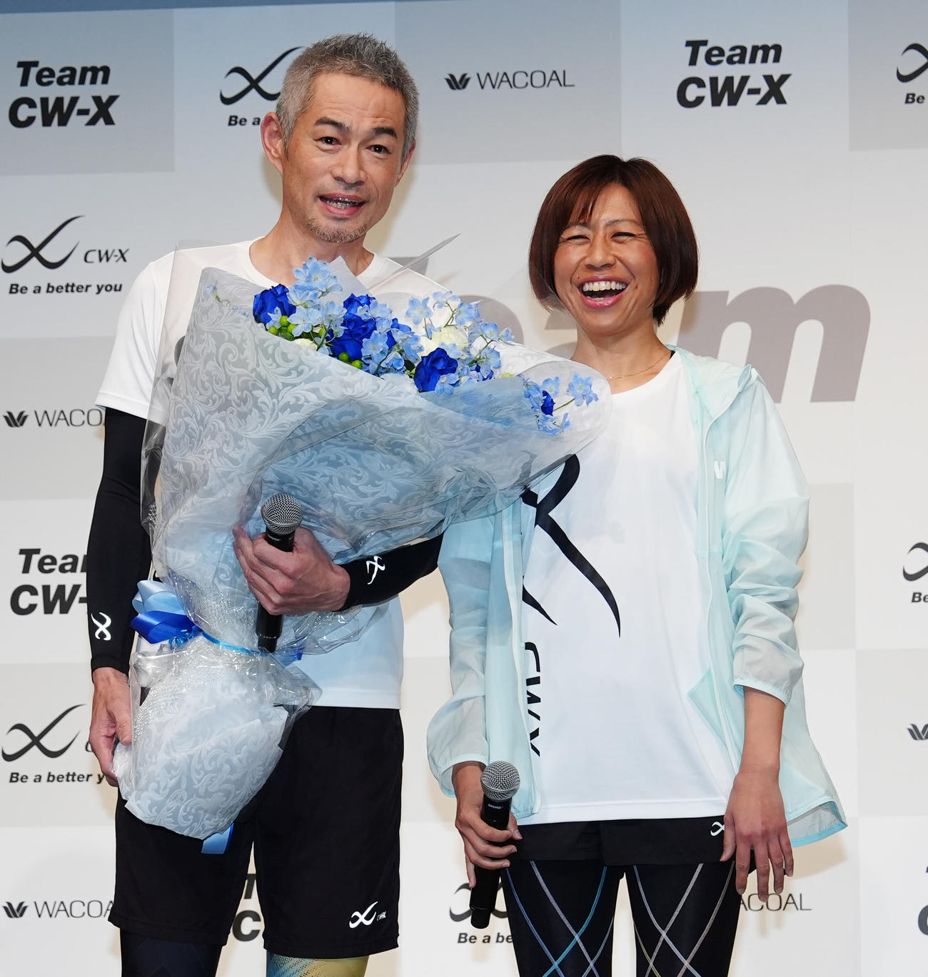 「CW－X」新商品発表会で福士加代子氏（右）から花束を受け取ったイチロー氏（撮影・江口和貴）