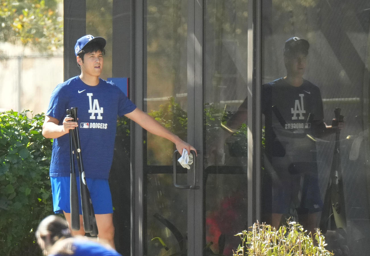 打撃練習を終え、施設に入るドジャース大谷（撮影・菅敏）