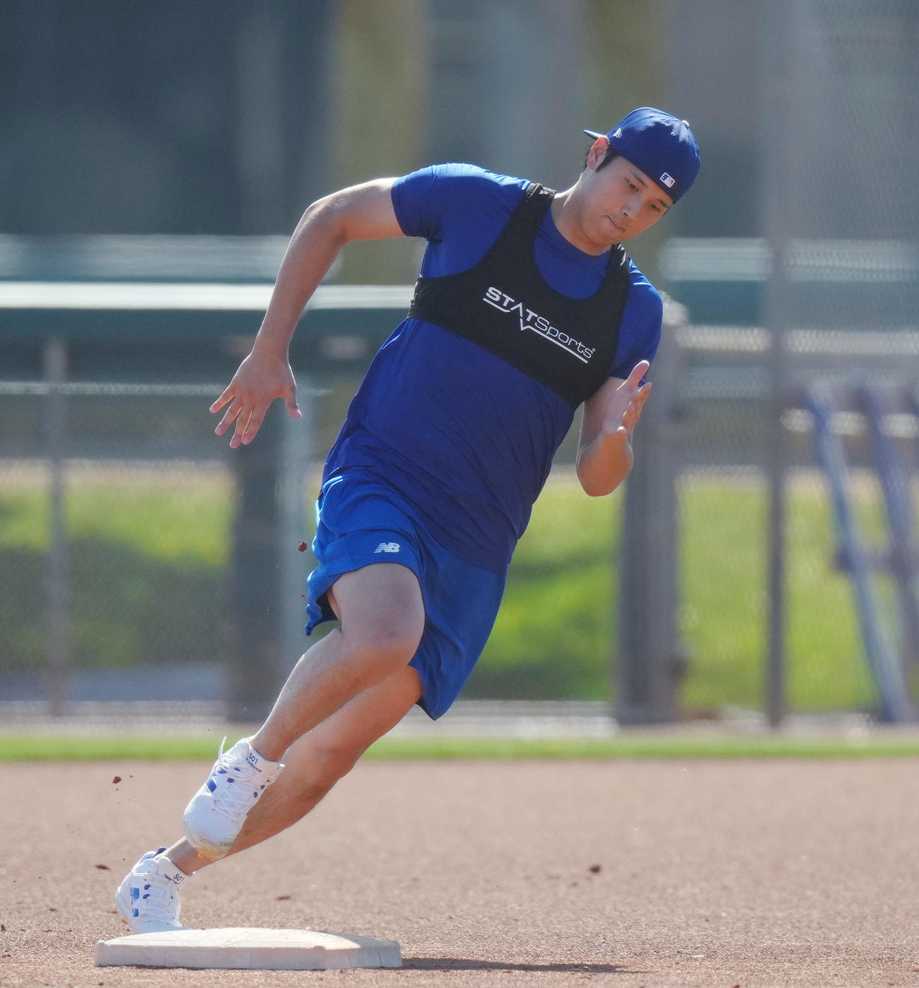 自主トレでベースランニングをするドジャース大谷（撮影・菅敏）