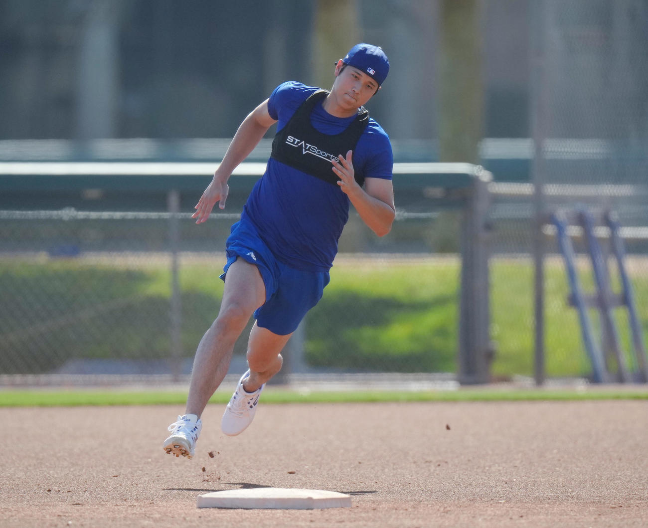 自主トレでベースランニングをするドジャース大谷（撮影・菅敏）