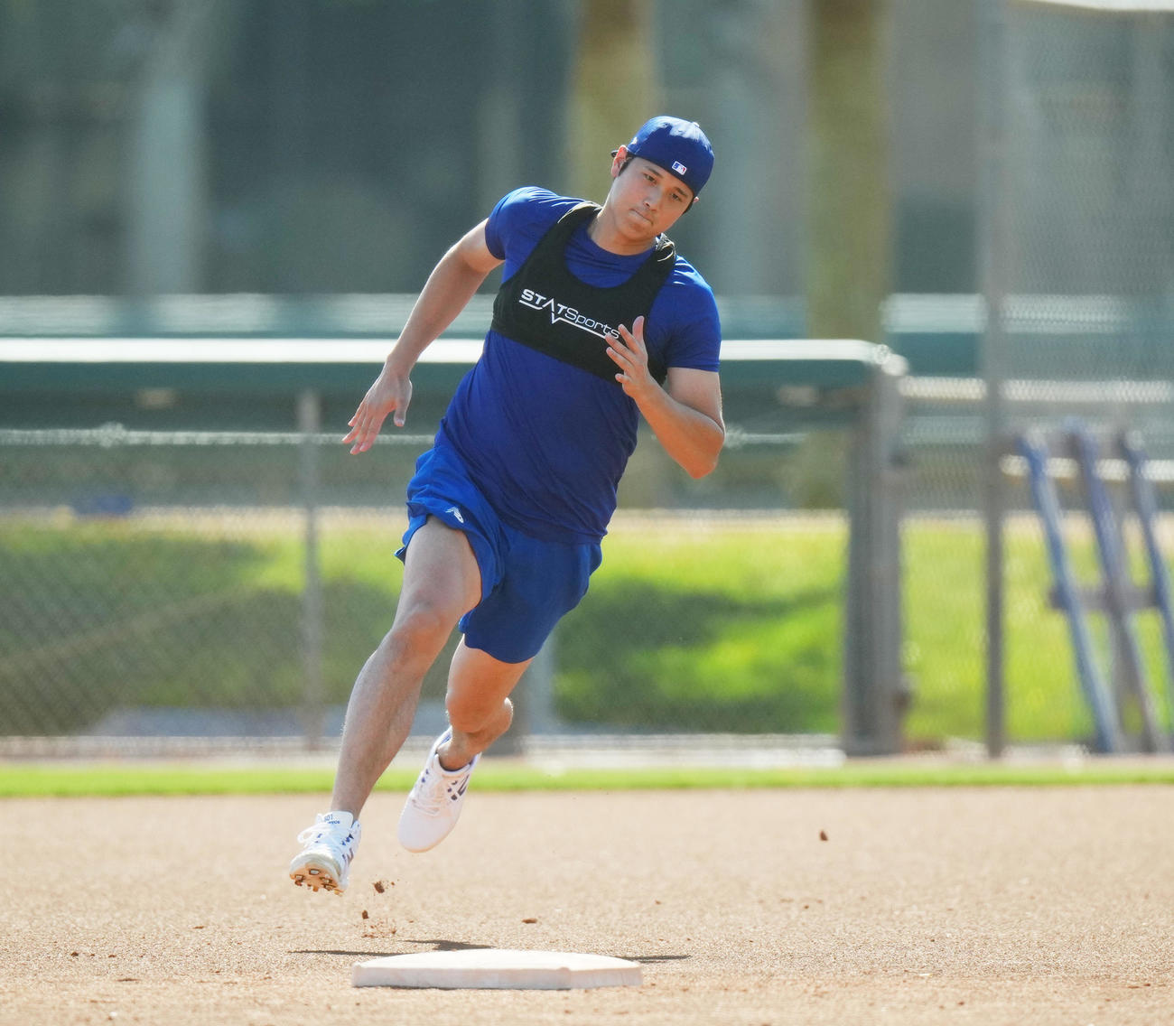 自主トレでベースランニングをするドジャース大谷（撮影・菅敏）