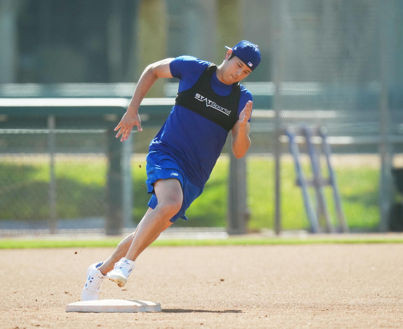 自主トレでベースランニングをするドジャース大谷（撮影・菅敏）