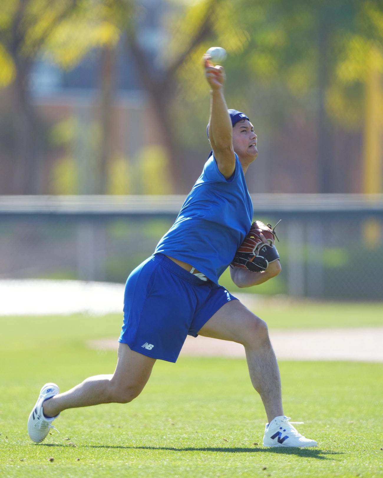 自主トレでキャッチボールをするドジャース大谷（撮影・菅敏）