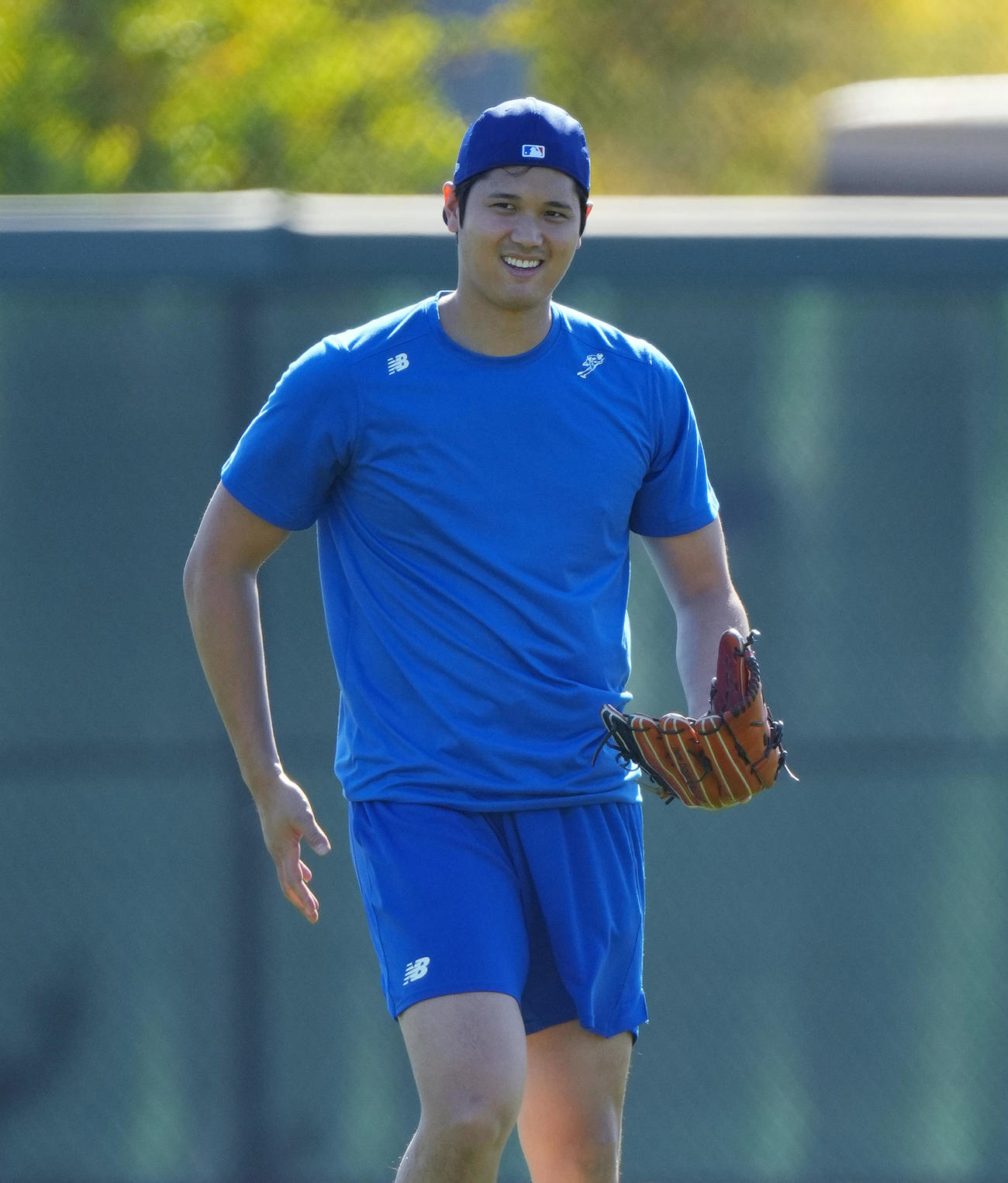 笑顔でキャッチボールをするドジャース大谷（撮影・菅敏）