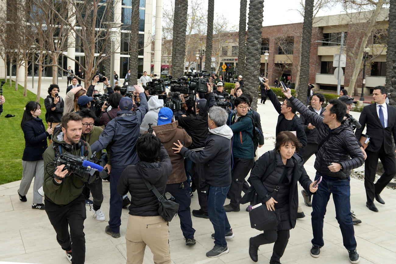 大勢の報道陣に囲まれる水原被告（AP）