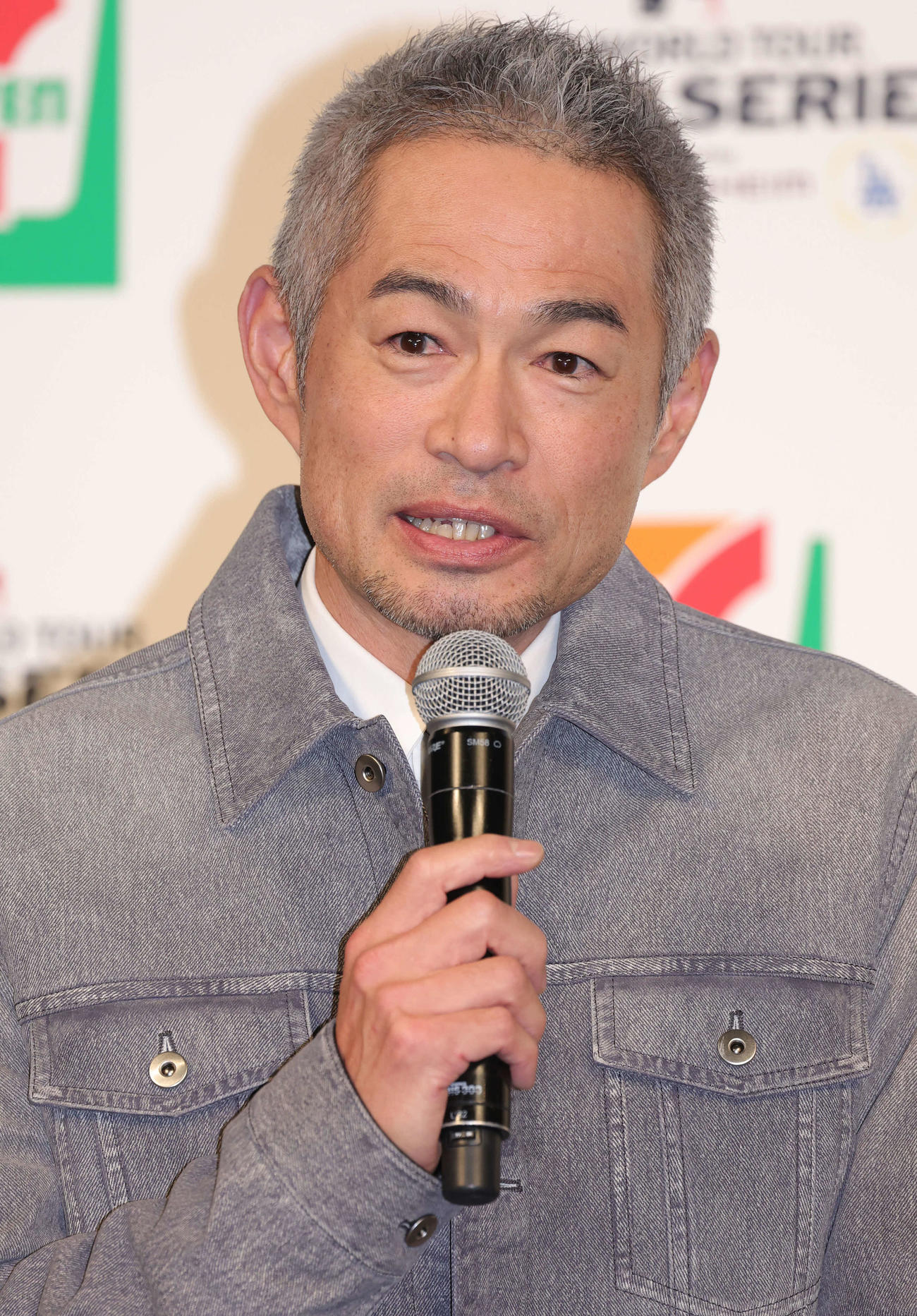 「セブン－イレブン・ジャパン×MLBパートナーシップ契約」記者発表会に登場したイチロー氏（撮影・野上伸悟）