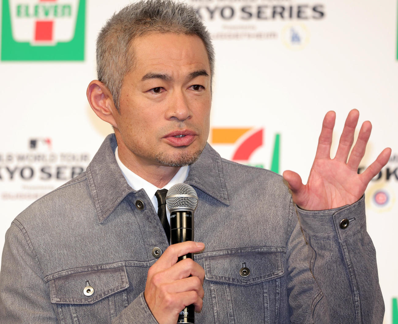 「セブン－イレブン・ジャパン×MLBパートナーシップ契約」記者発表会に登場したイチロー氏（撮影・野上伸悟）