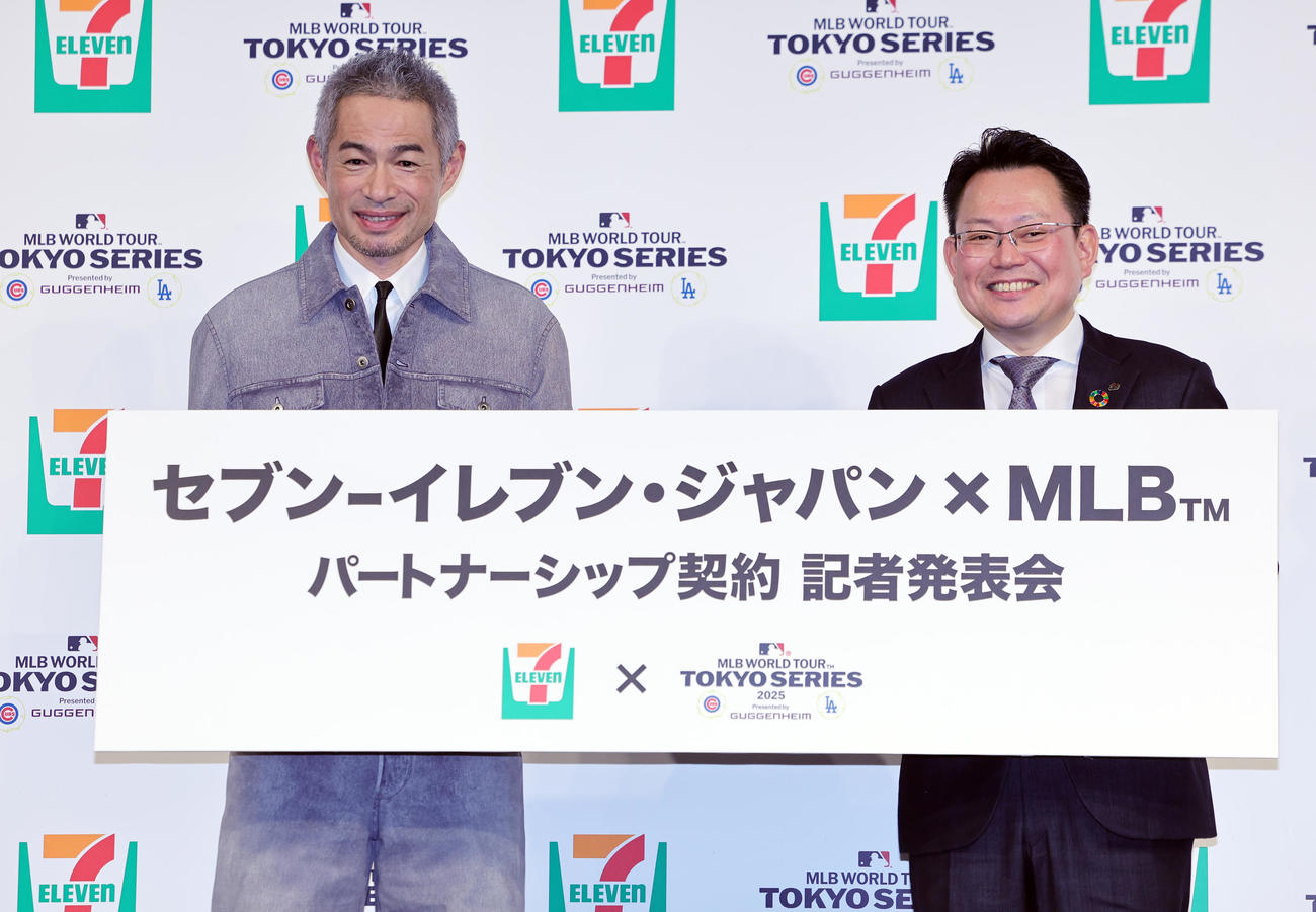 「セブン－イレブン・ジャパン×MLBパート「セブン－イレブン・ジャパン×MLBパートナーシップ契約」記者発表会に登場したイチロー氏（左）とセブン－イレブン・ジャパンの岡嶋マーケティング本部長（撮影・野上伸悟）