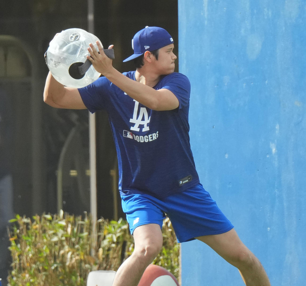 水が入ったボールを使ってトレーニングをするドジャース大谷（撮影・菅敏）