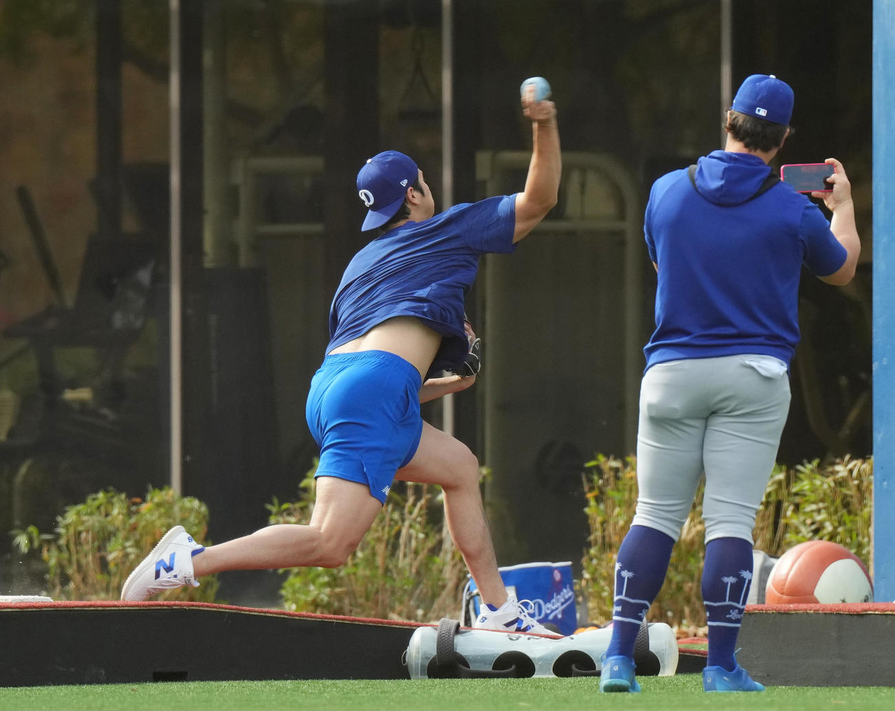 傾斜のついたところから投げ込むドジャース大谷（撮影・菅敏）