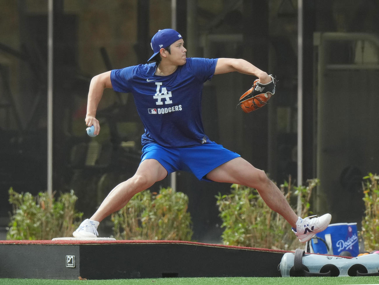 傾斜のついたところから投げ込むドジャース大谷（撮影・菅敏）