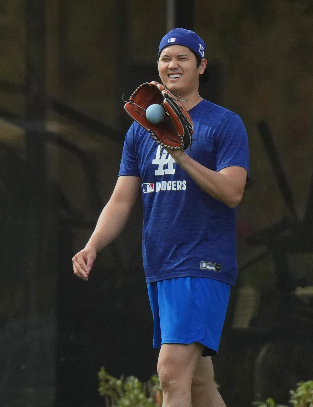 笑顔で自主トレするドジャース大谷（撮影・菅敏）