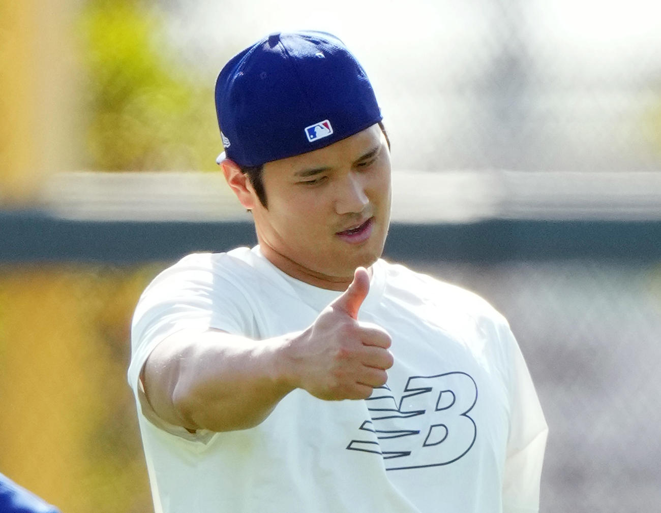 キャッチボールの合間にサムズアップポーズをとるドジャース大谷（撮影・菅敏）
