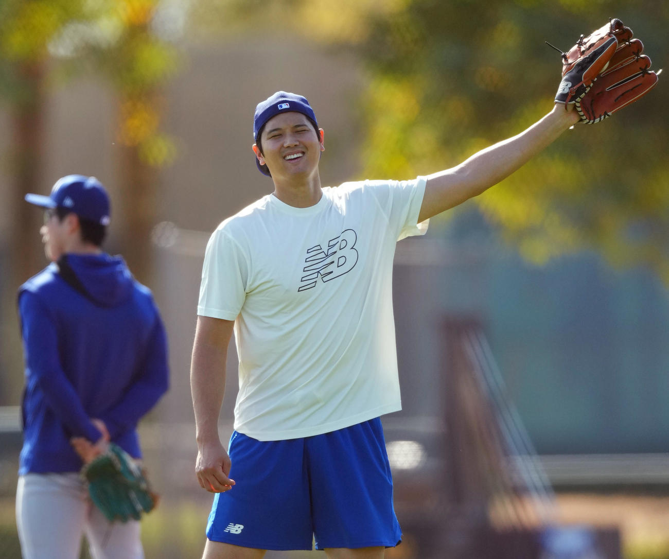 キャッチボールの合間に笑顔を見せるドジャース大谷（撮影・菅敏）
