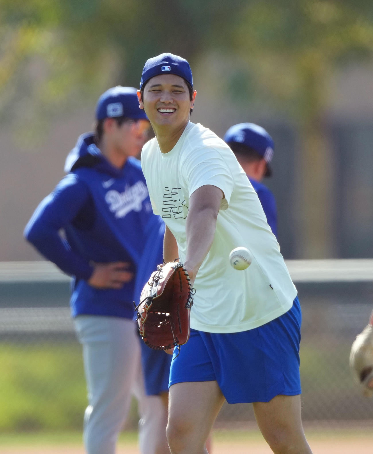 キャッチボールの合間に笑顔を見せるドジャース大谷（撮影・菅敏）