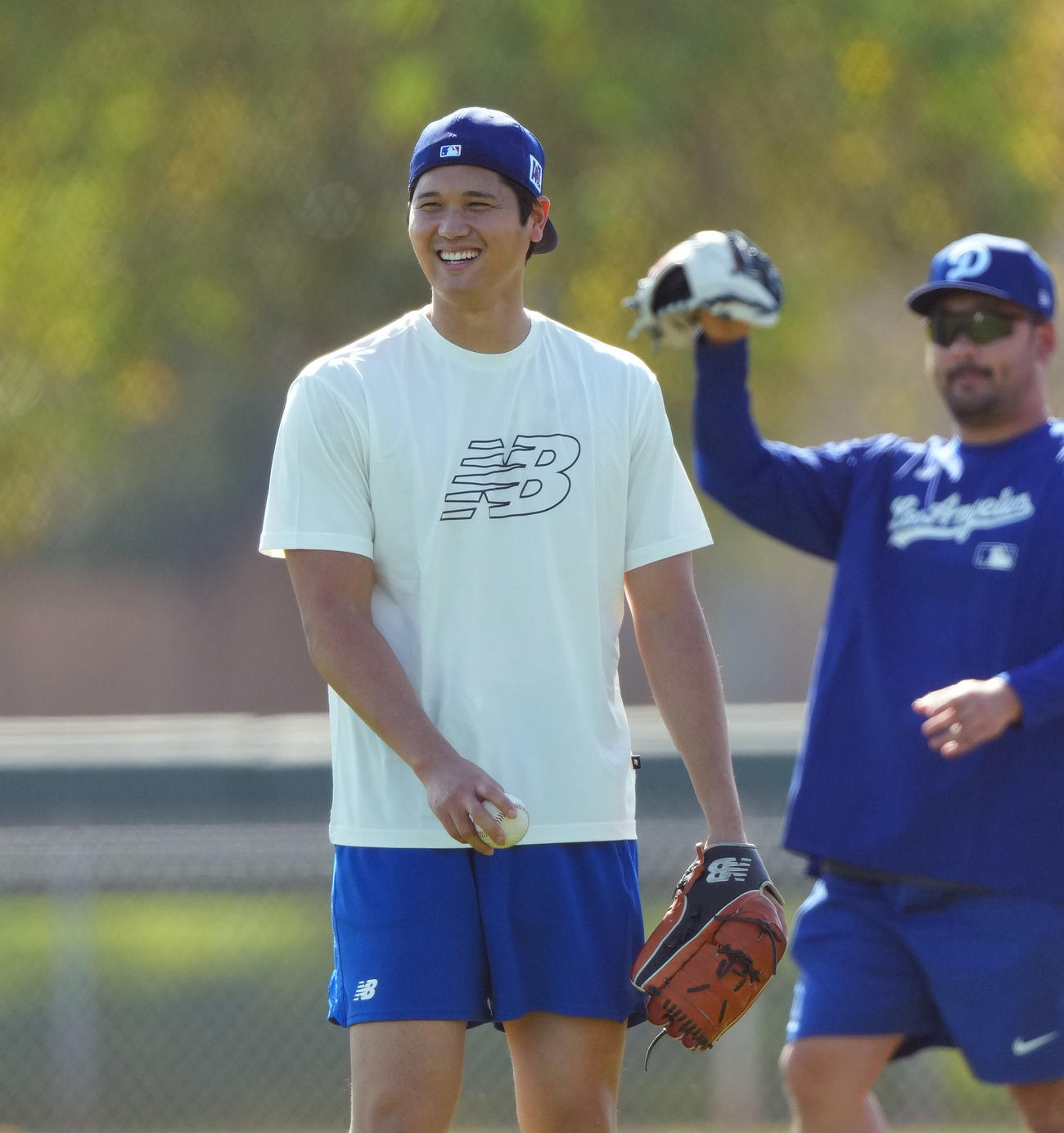 キャッチボールの合間に笑顔を見せるドジャース大谷（撮影・菅敏）