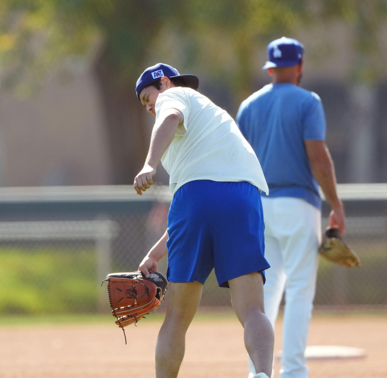 キャッチボールの合間にグローブを投げるポーズをとるドジャース大谷（撮影・菅敏）