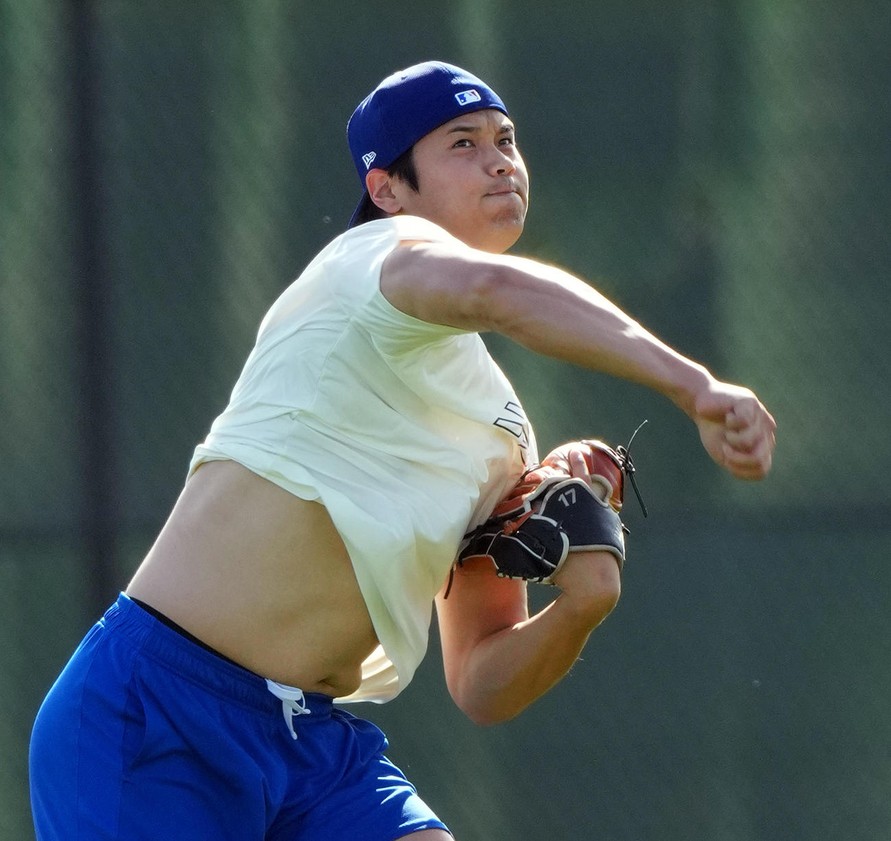 自主トレでキャッチボールをするドジャース大谷（撮影・菅敏）