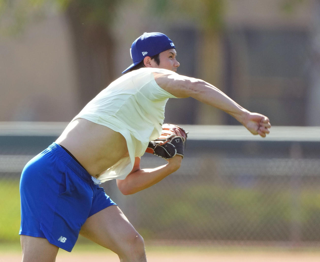 自主トレでキャッチボールをするドジャース大谷（撮影・菅敏）