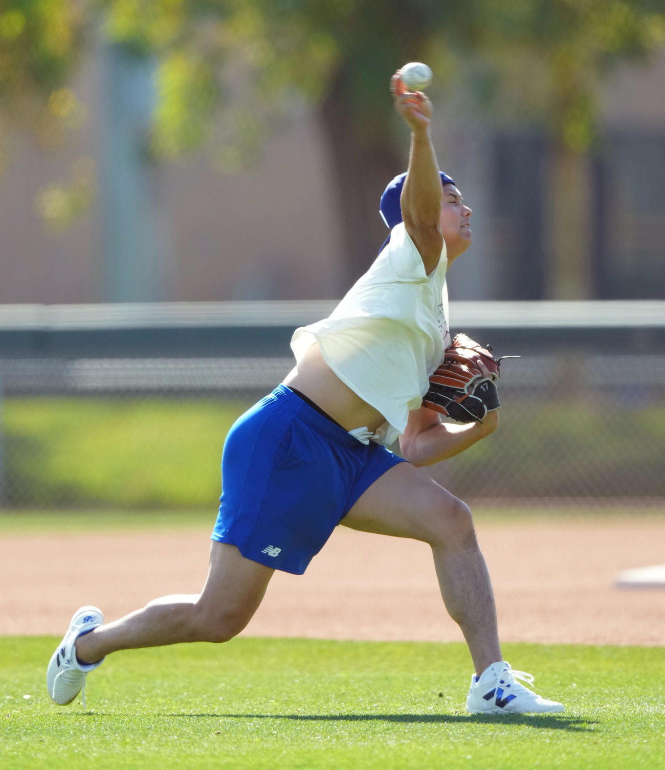 自主トレでキャッチボールをするドジャース大谷（撮影・菅敏）