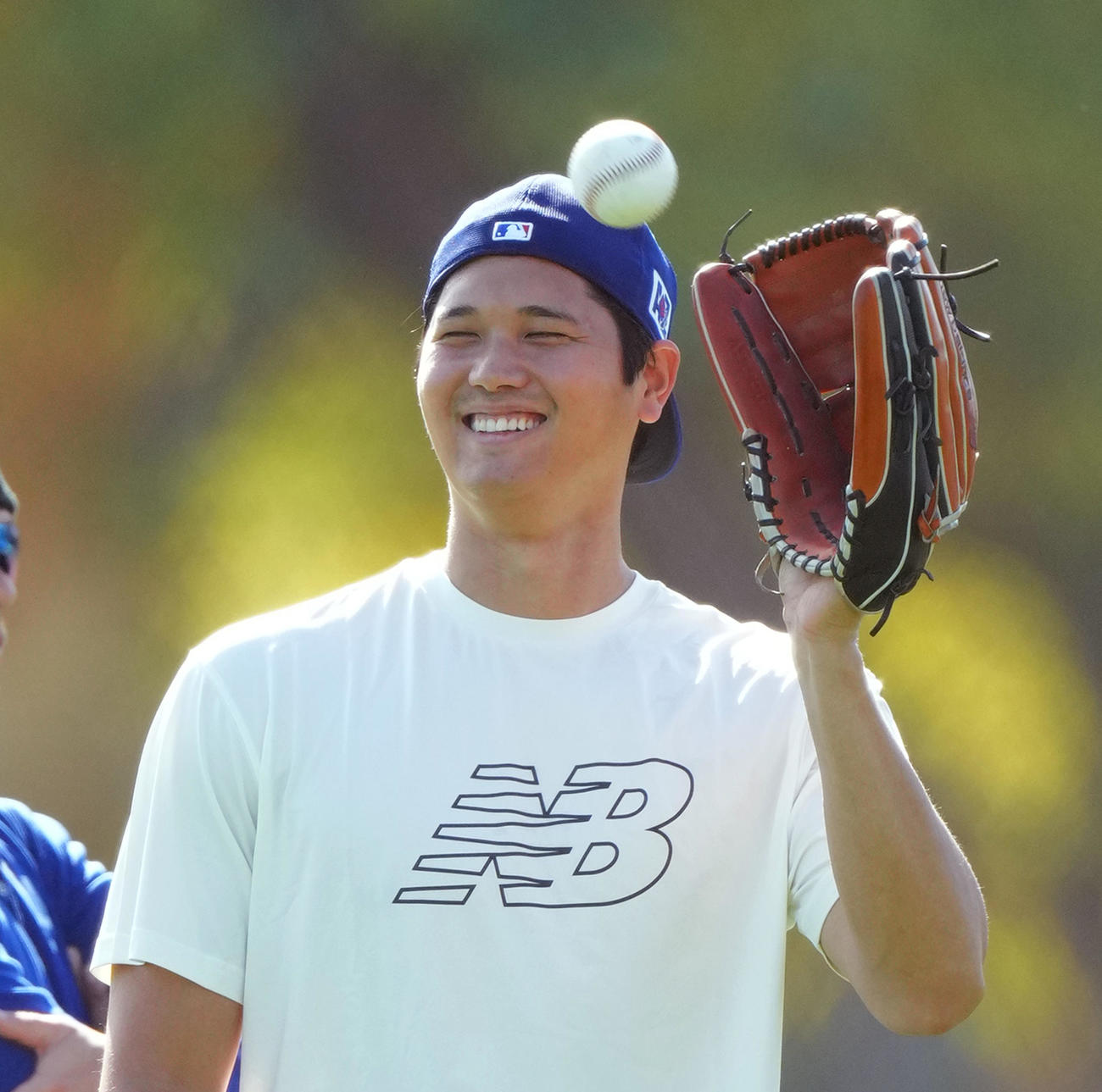 キャッチボールの合間に笑顔を見せるドジャース大谷（撮影・菅敏）