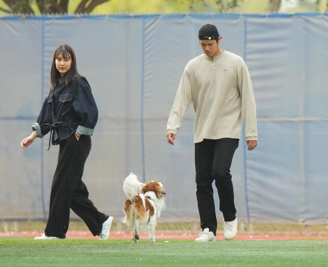 キャンプ地の施設を真美子夫人、愛犬デコピンと散歩するドジャース大谷（撮影・菅敏）