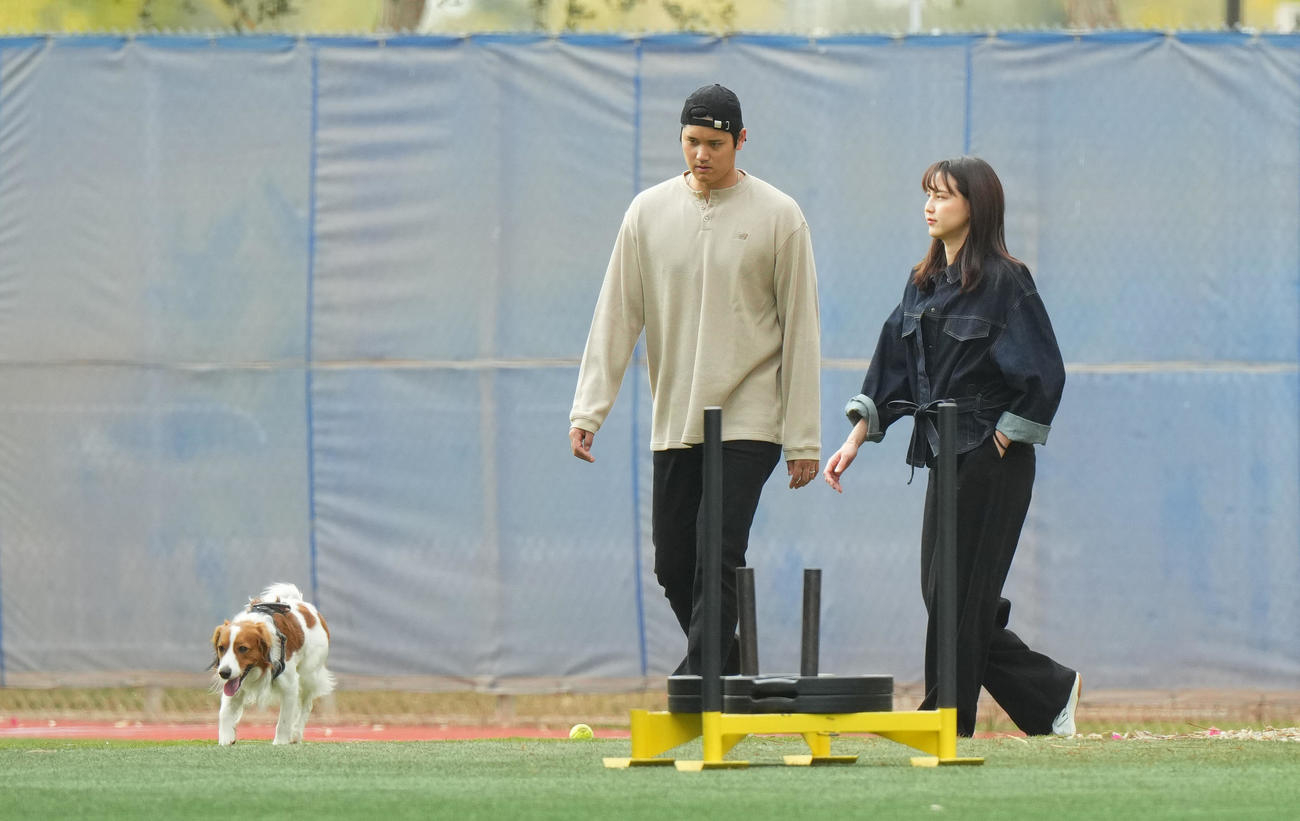 キャンプ地の施設を真美子夫人、愛犬デコピンと散歩するドジャース大谷（撮影・菅敏）