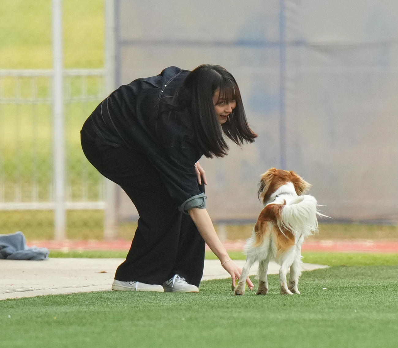 キャンプ地で愛犬デコピンと遊ぶ真美子夫人（撮影・菅敏）