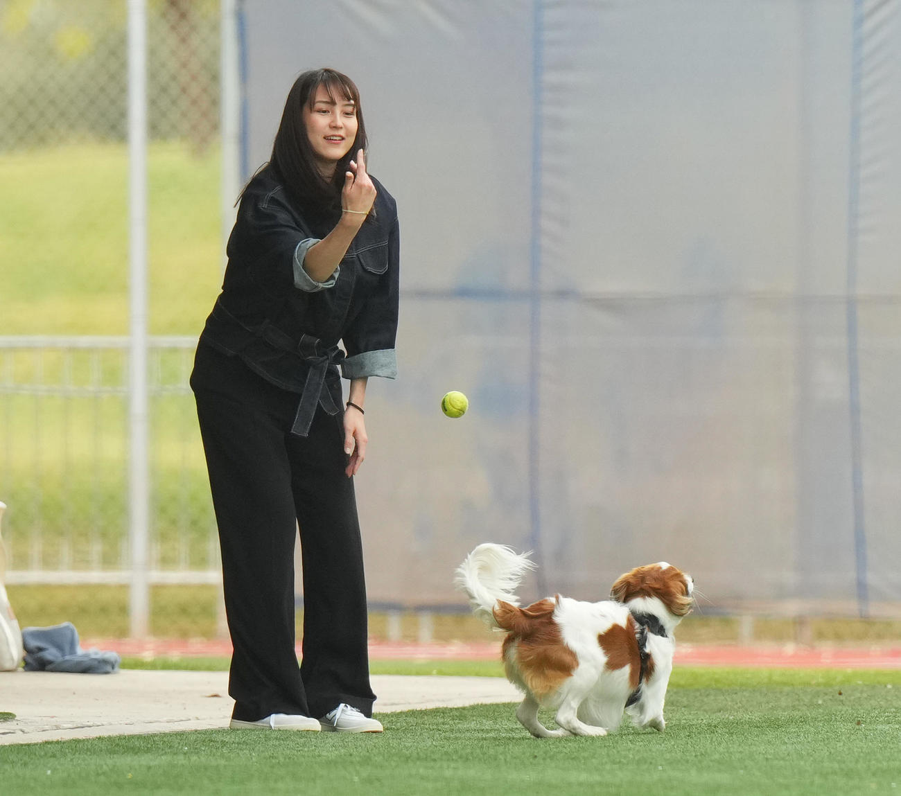 キャンプ地で愛犬デコピンと遊ぶ真美子夫人（撮影・菅敏）