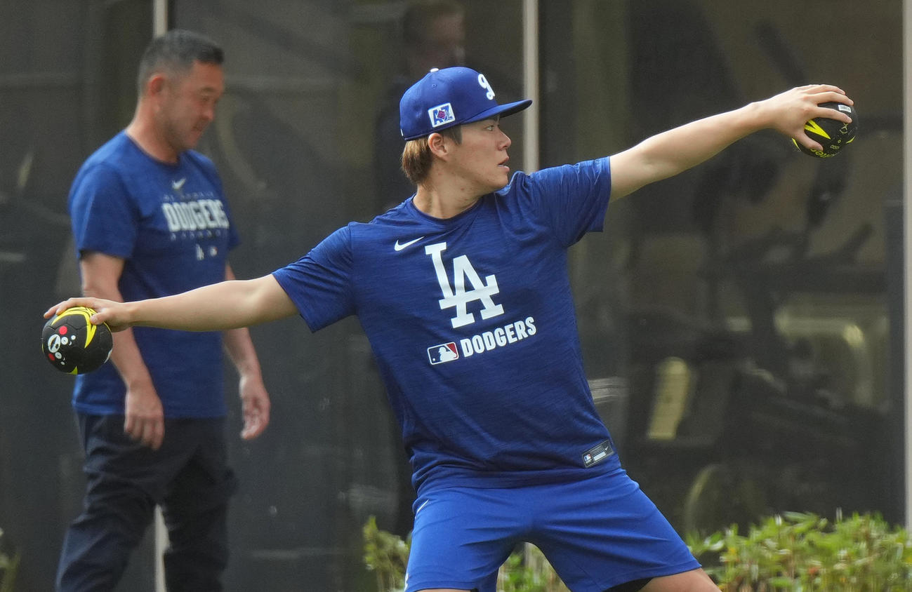 キャンプ地で自主トレをするドジャース山本（撮影・菅敏）