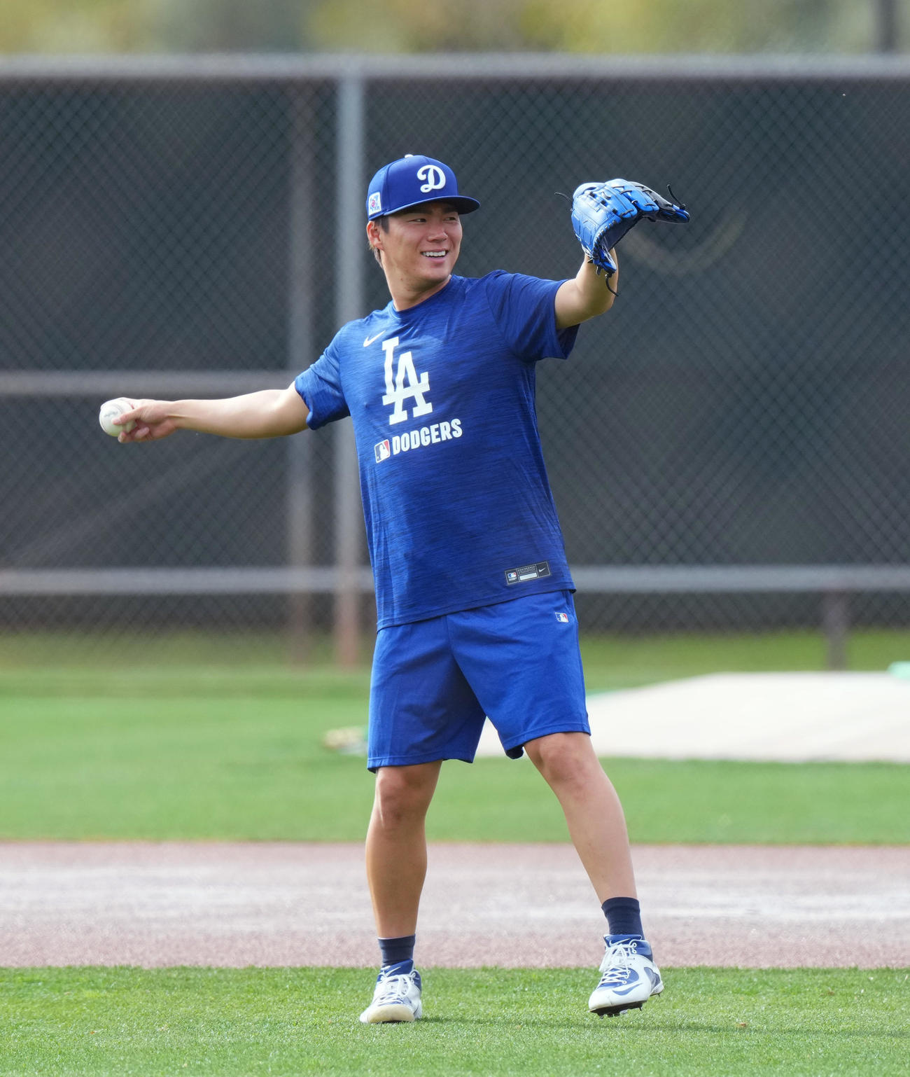 キャンプ地で自主トレをするドジャース山本（撮影・菅敏）