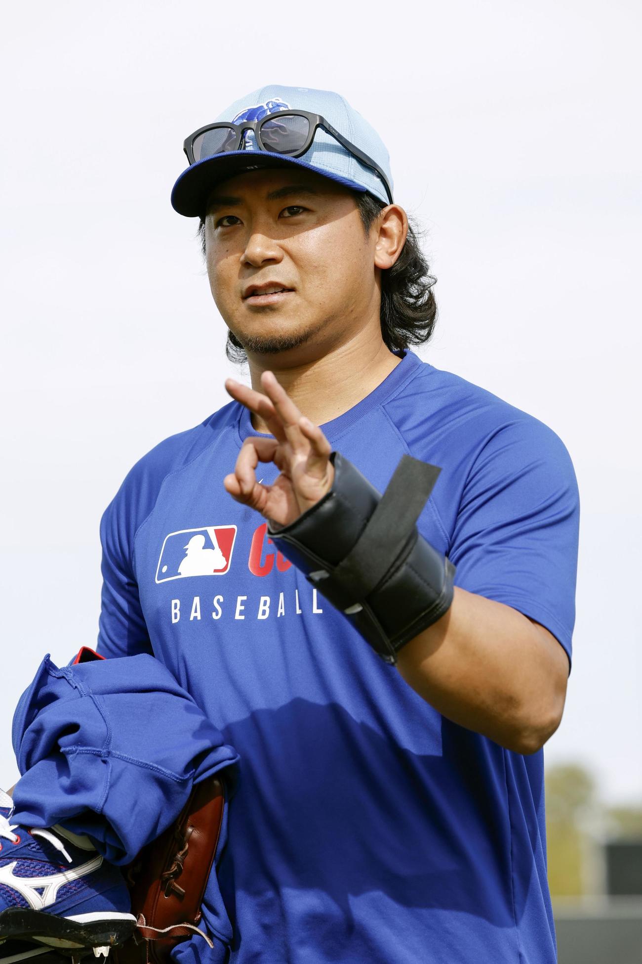 キャンプ初日の練習を終えたカブス今永（共同）