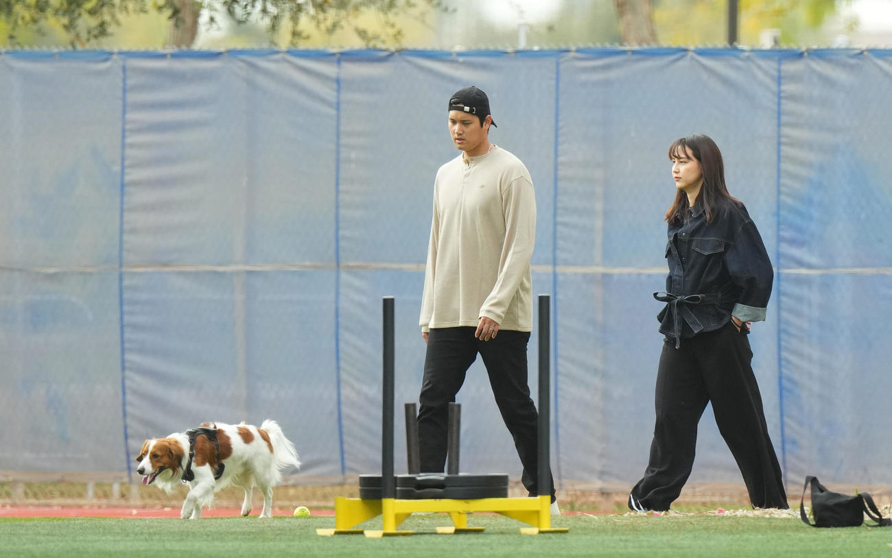 キャンプ地の施設を真美子夫人、愛犬デコピンと散歩するドジャース大谷（撮影・菅敏）