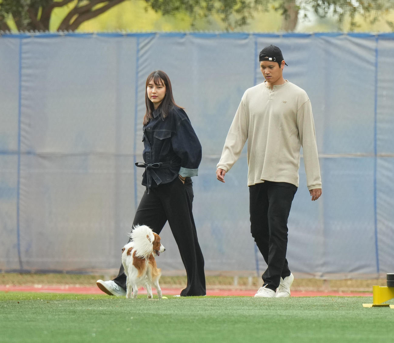 キャンプ地の施設を真美子夫人、愛犬デコピンと散歩するドジャース大谷（撮影・菅敏）