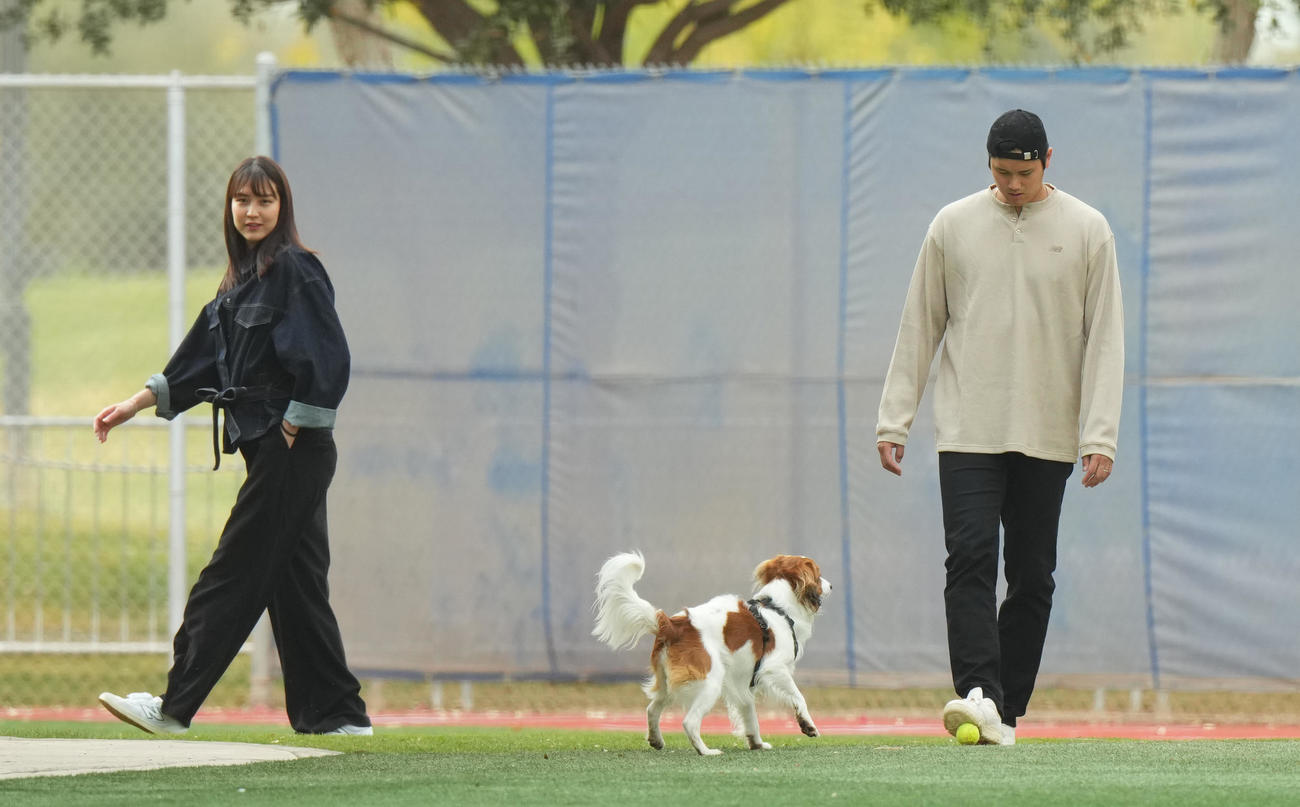 キャンプ地の施設を真美子夫人、愛犬デコピンと散歩するドジャース大谷（撮影・菅敏）