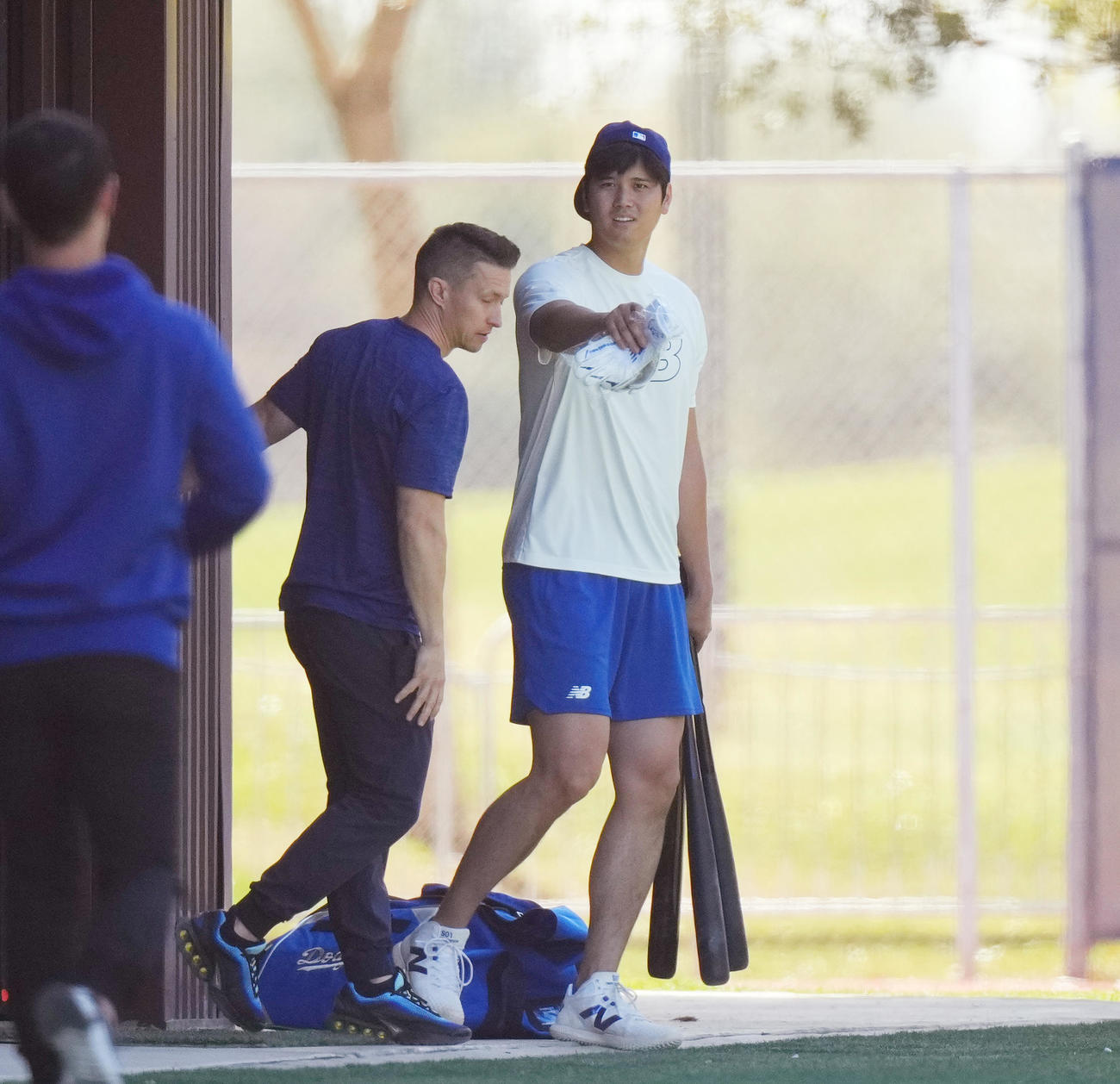 キャンプ地の施設を移動するドジャース大谷（撮影・菅敏）