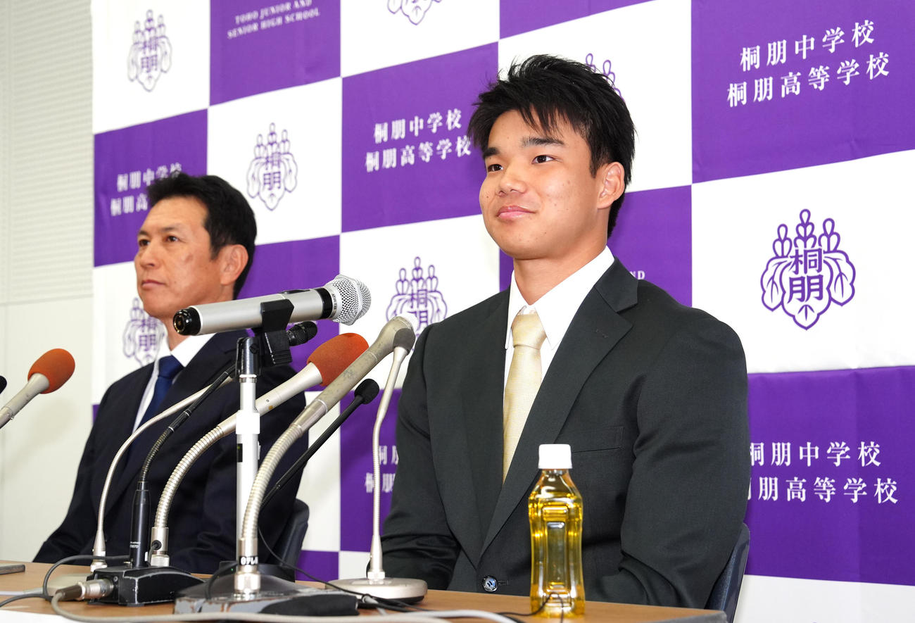 会見に臨むアスレチックスとマイナー契約を結んだ桐朋・森井（右）。左は田中監督（撮影・江口和貴）