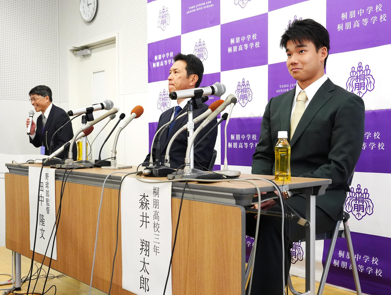会見に臨むアスレチックスとマイナー契約を結んだ桐朋・森井（右）。中央は田中監督、左は原口校長（撮影・江口和貴）