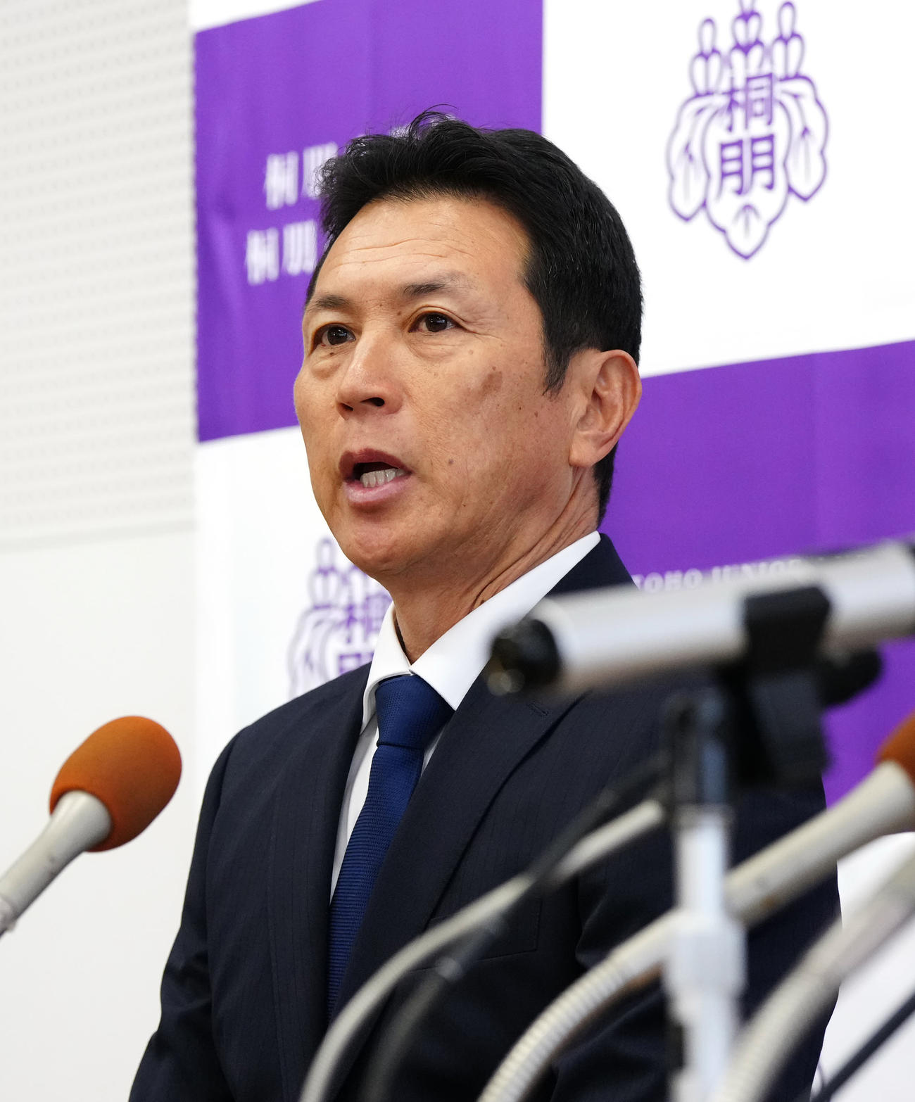 桐朋・森井の会見に同席する田中監督（撮影・江口和貴）