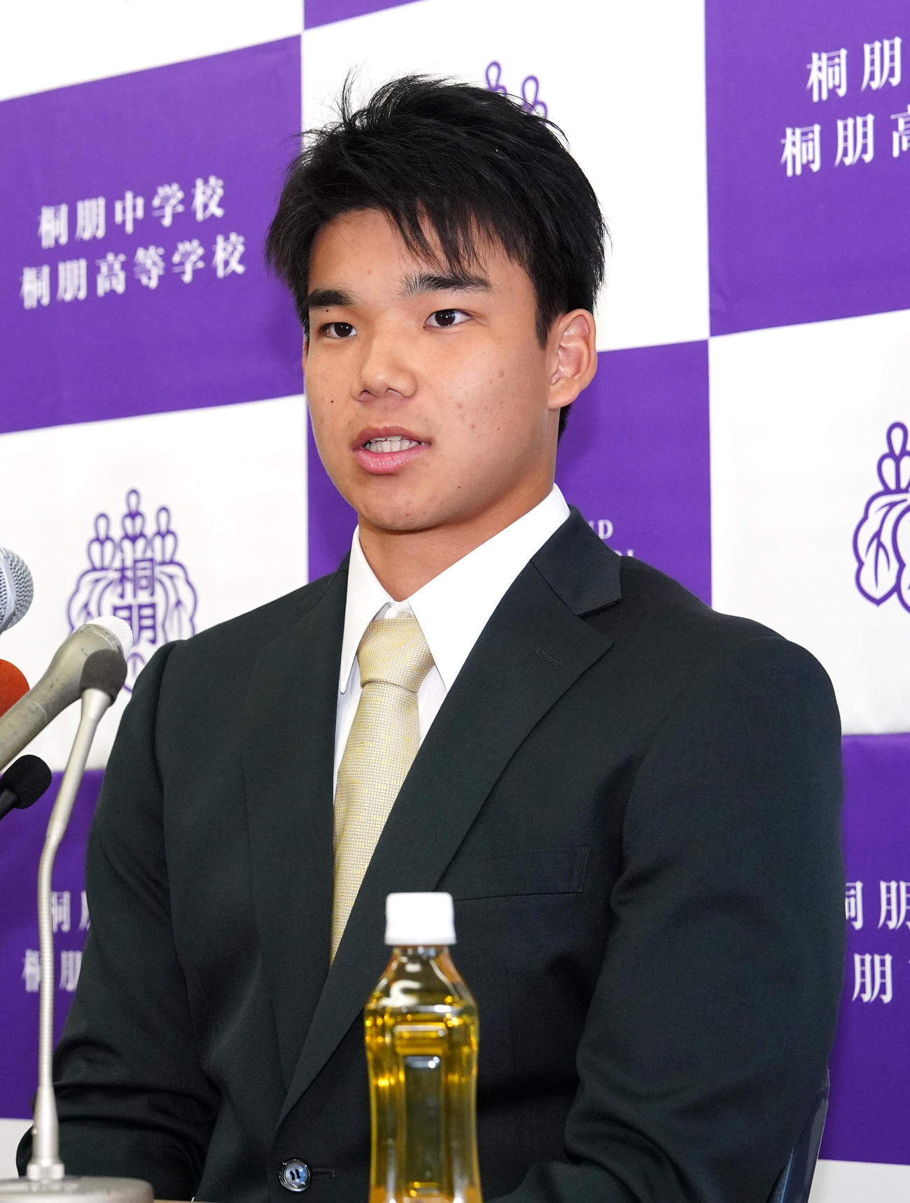 会見に臨むアスレチックスとマイナー契約を結んだ桐朋・森井（撮影・江口和貴）