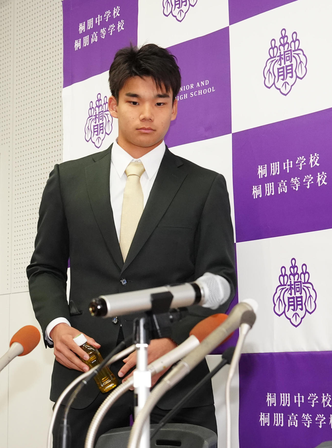 会見に臨む桐朋・森井（撮影・江口和貴）