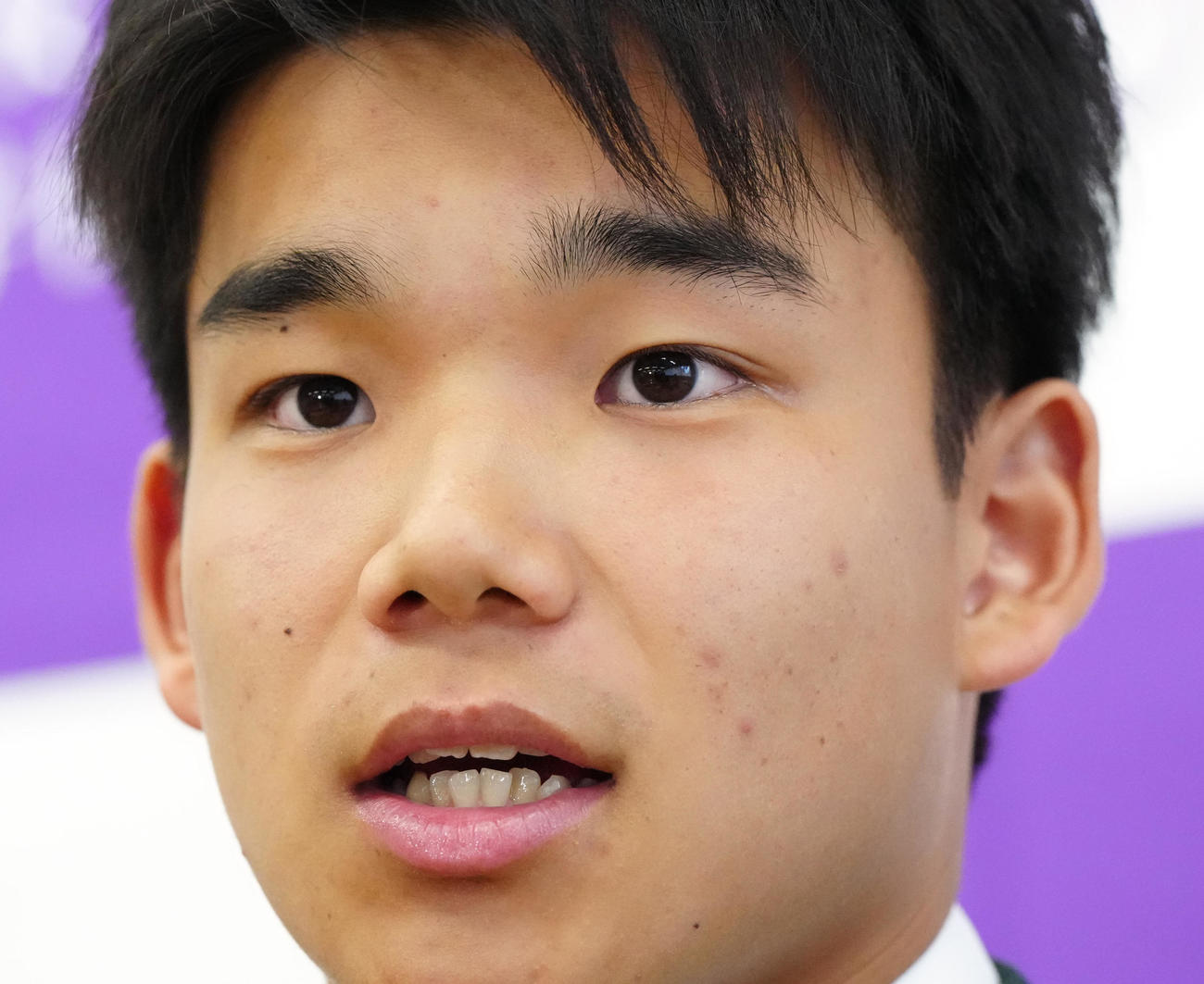 会見に臨むアスレチックスとマイナー契約を結んだ桐朋・森井（撮影・江口和貴）