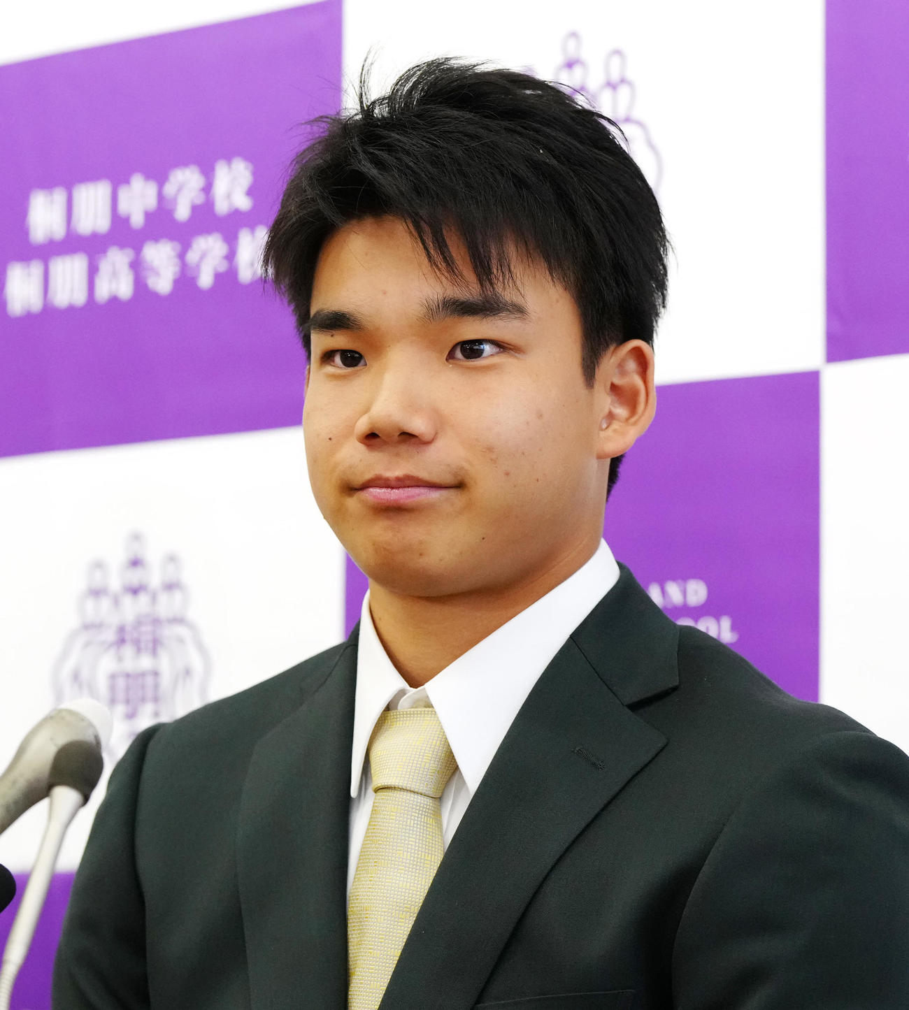 会見に臨むアスレチックスとマイナー契約を結んだ桐朋・森井（撮影・江口和貴）