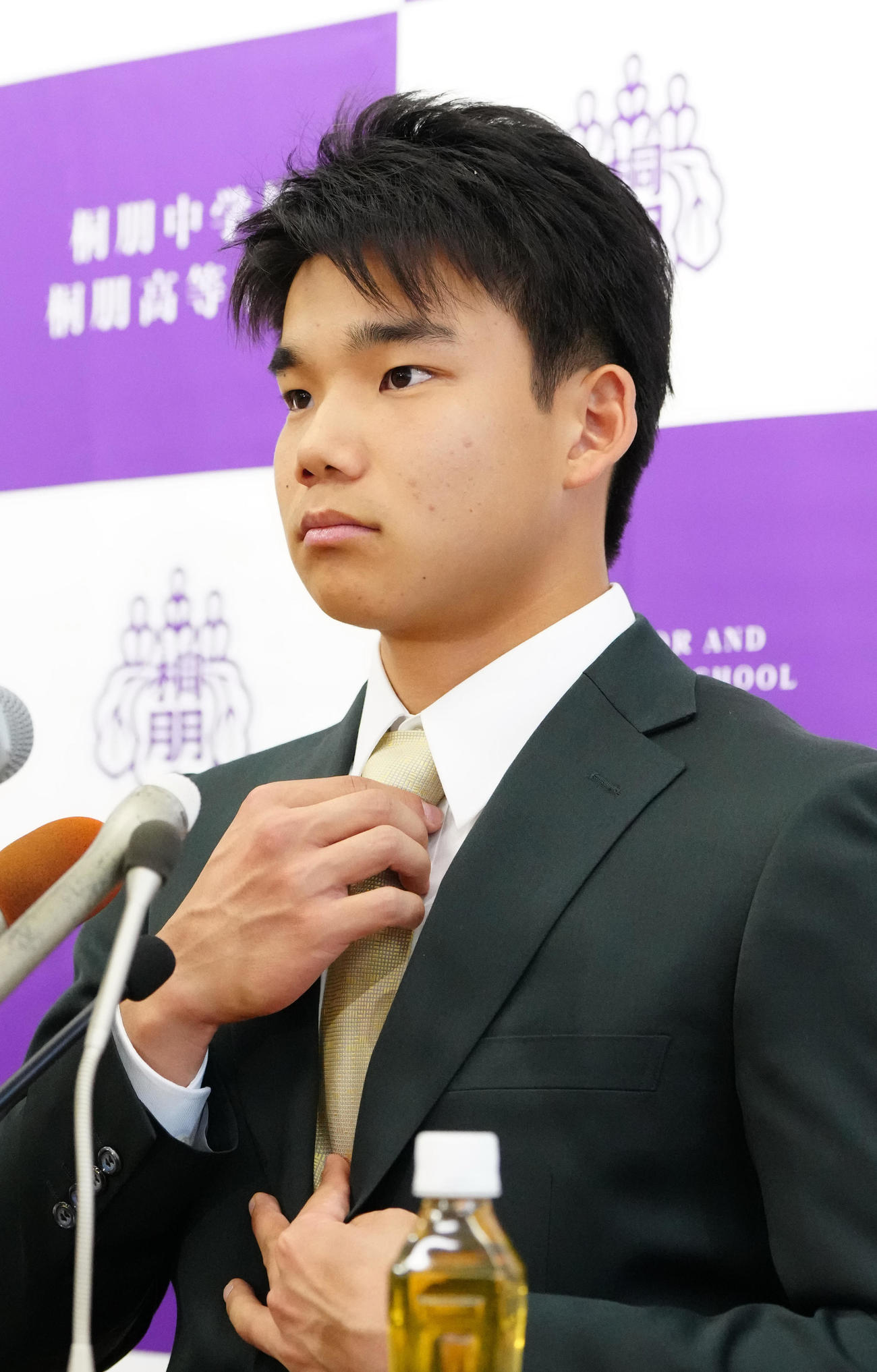 会見中、ネクタイを締め直す桐朋・森井（撮影・江口和貴）