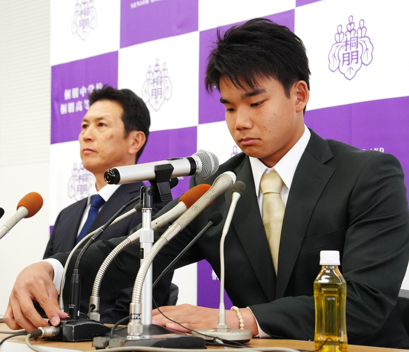 会見中、マイクの位置を修正する桐朋・森井。左は田中監督（撮影・江口和貴）