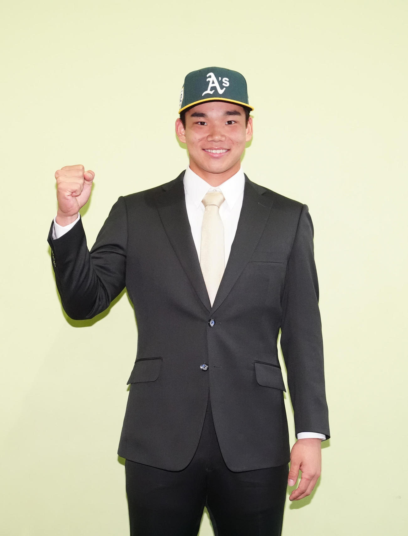 会見後、アスレチックスの帽子をかぶりガッツポーズを見せる桐朋・森井（撮影・江口和貴）