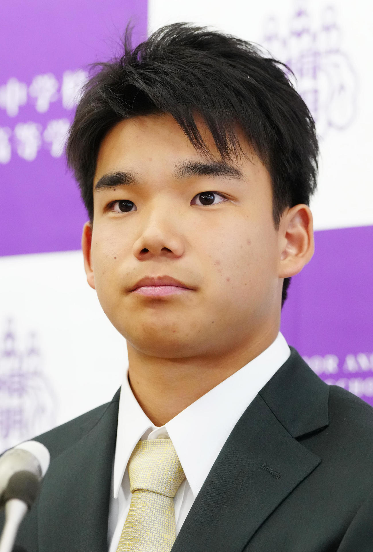 会見に臨むアスレチックスとマイナー契約を結んだ桐朋・森井（撮影・江口和貴）