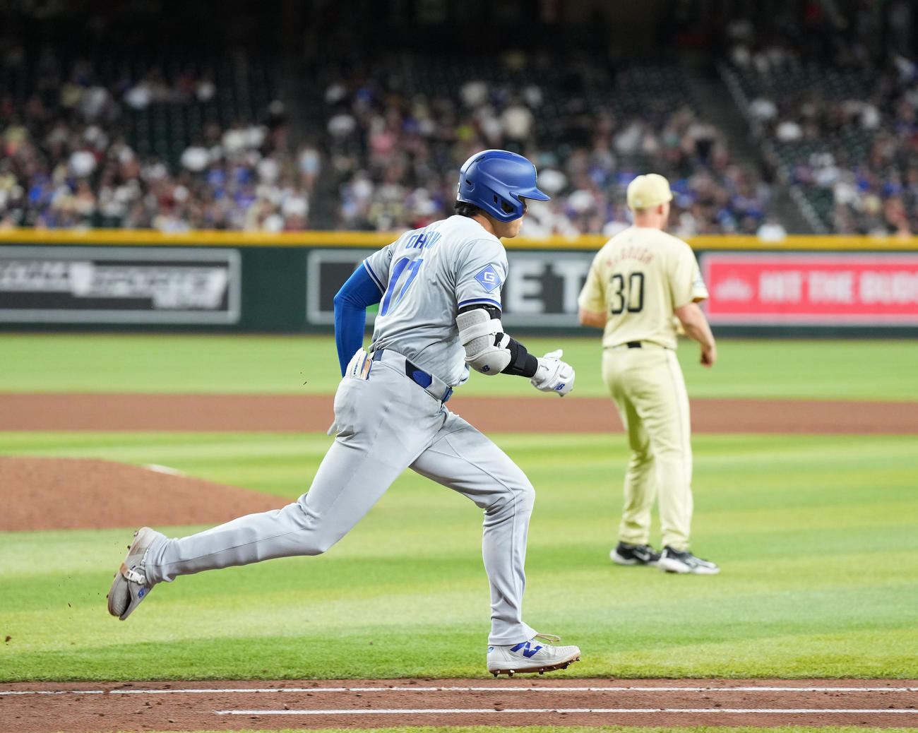 大谷翔平（手前）を二ゴロに打ち取ったダイヤモンドバックスのスコット・マクガフ（2024年4月30日撮影）
